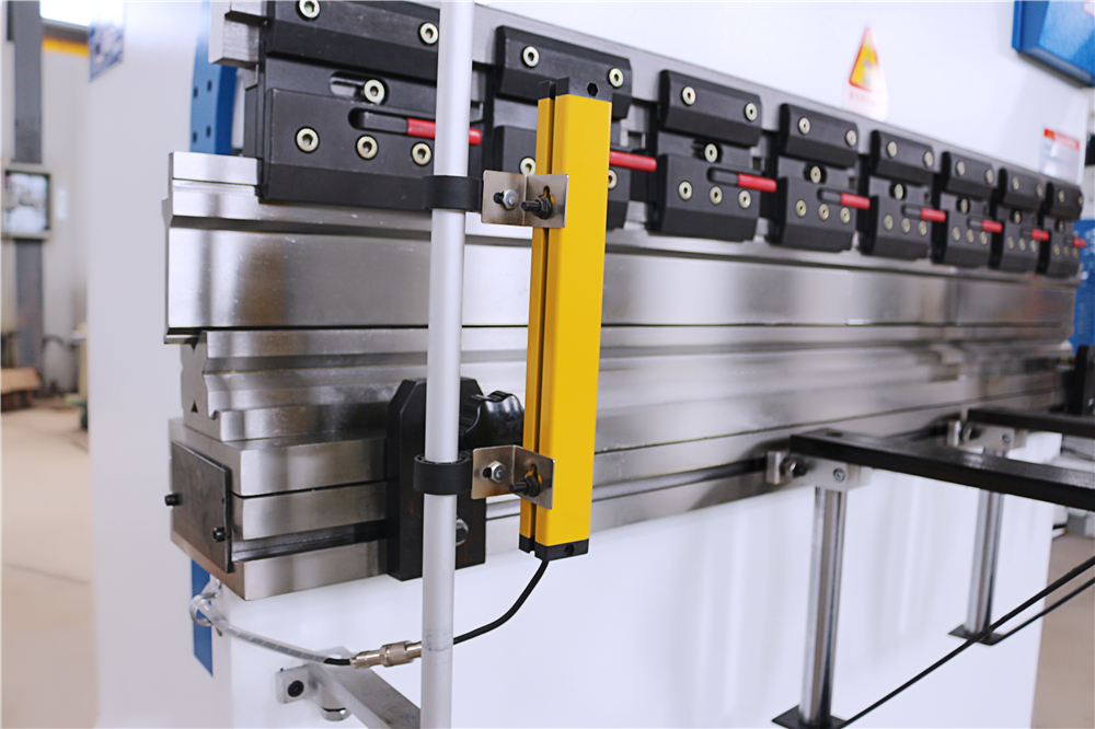 3+1 Axis Cnc Hydraulic Press Brake With Esa System ईएसए सिस्टम के साथ 3+1 एक्सिस सीएनसी हाइड्रोलिक प्रेस ब्रेक