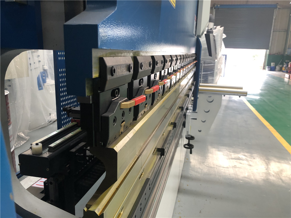 3+1 Axis Cnc Hydraulic Press Brake With Esa System ईएसए सिस्टम के साथ 3+1 एक्सिस सीएनसी हाइड्रोलिक प्रेस ब्रेक