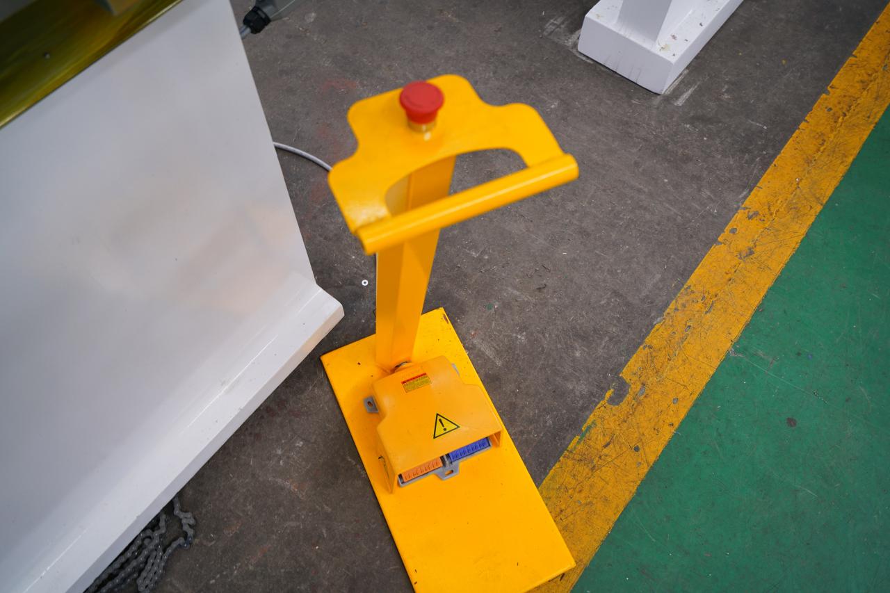 4 Axis Cnc Tandem Press Brake With Delem Da58t 2d Graphical Controller डेलेम Da58t 2d ग्राफिकल कंट्रोलर के साथ 4 एक्सिस सीएनसी टेंडेम प्रेस ब्रेक