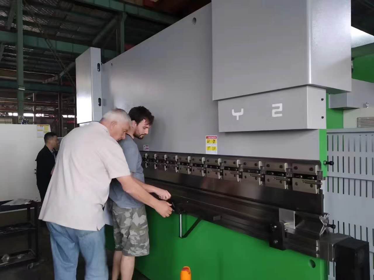 धातु कार्य के लिए 63 टन धातु स्टील शीट प्लेट झुकने मशीन सीएनसी हाइड्रोलिक प्रेस ब्रेक