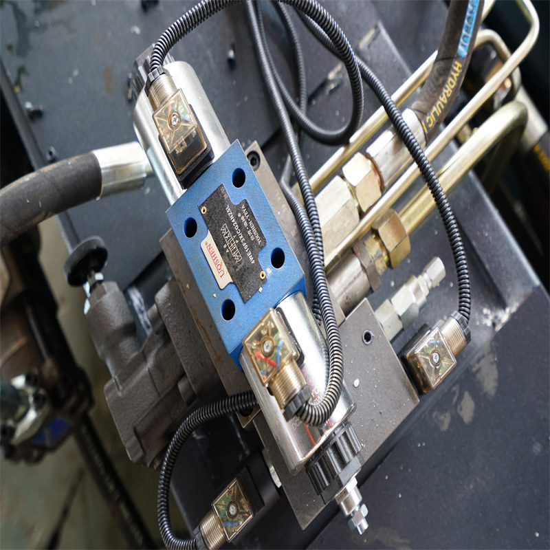 फोटोइलेक्ट्रिक गार्ड इलेक्ट्रो-हाइड्रोलिक सिंक्रोनस झुकने मशीन के साथ सीएनसी प्रेस ब्रेक