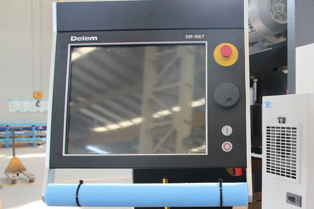 डेलेम Da66t 125 3+1 4+1 6+1 8+1 सीएनसी हाइड्रोलिक प्रेस ब्रेक धातु प्लेट झुकने के लिए