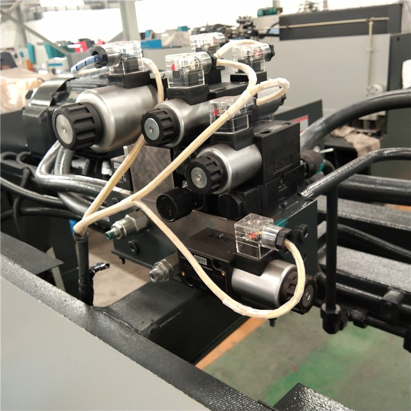Qc12k-4x2500 सीएनसी हाइड्रोलिक अनुकूलित बाल काटना मशीन काटने की मशीन